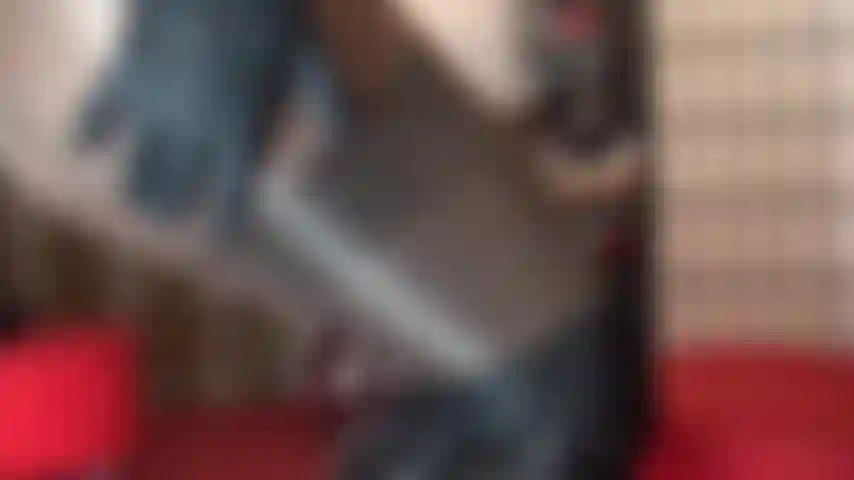 J'encourage la branlette et j'adore mon corps en portant plusieurs couches de collants et de bas brillants associés à du cuir noir chaud et des sous-vêtements à chaîne.