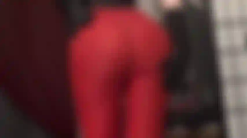 Ces leggings rouges serrés sont si chauds sur les fesses rondes de maîtresse vivian, caressées par des gants en cuir noir.