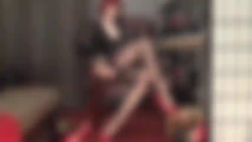 Maîtresse vous traite jusqu'au haut de ses bas en nylon vintage entièrement façonnés.