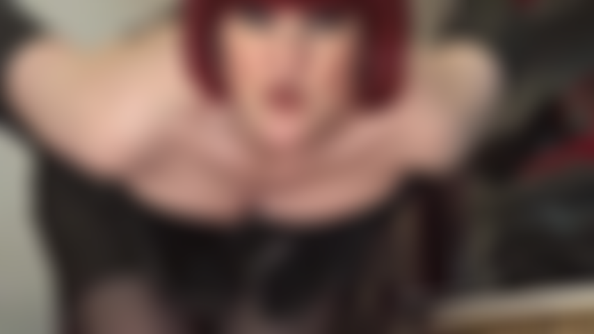 Adoration du corps - habillée entièrement de cuir, maîtresse séduit avec ses courbes merveilleuses... Décolleté corset, aisselles, langue, jambes et cul en collants.