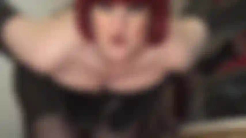 Adoration du corps - habillée entièrement de cuir, maîtresse séduit avec ses courbes merveilleuses... Décolleté corset, aisselles, langue, jambes et cul en collants.