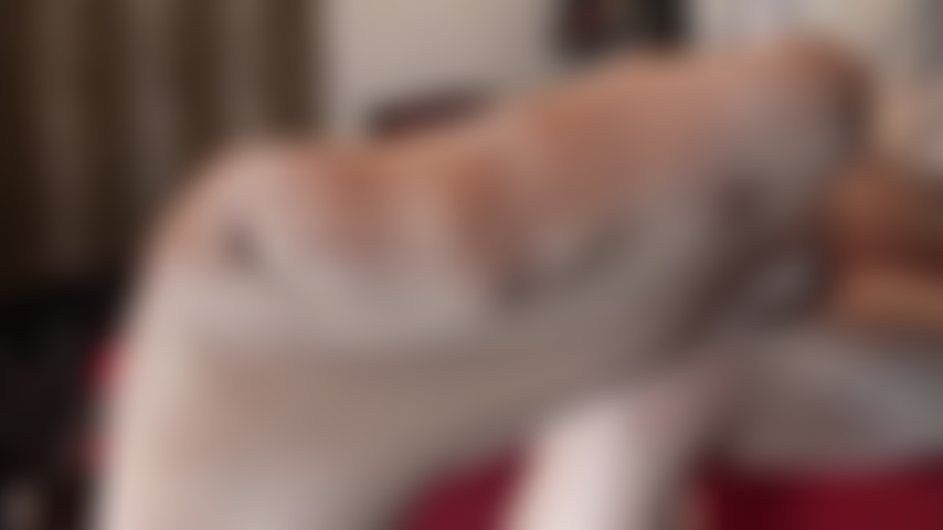 Collants nude brillants, pieds avec de la broche.