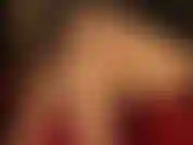 Une jambe en nylon nue croisée et sexy, taquine dans des escarpins rouges brillants.