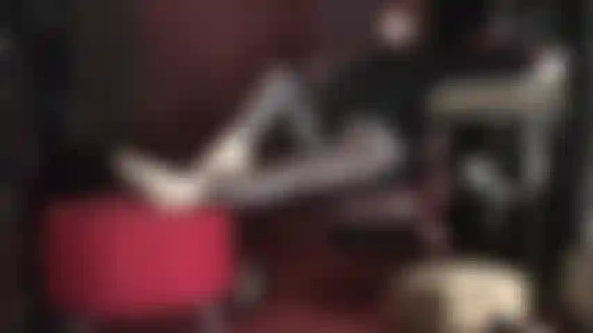 Tes pieds ne résisteront pas - maîtresse vivian fait saliver ta bouche, palpiter ta bite et ton pouls s'emballer... Tout ça pour ses arches et ses orteils parfaits.