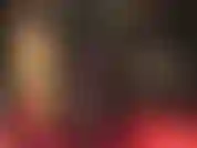 De belles jambes dans des collants noirs transparents superposés et des bas en dentelle à coutures, associés à une mini-robe noire moulante sexy pour des vues incroyables sur le cul et les jambes de la maîtresse vivian.