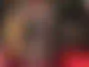 Une femme avec une énorme bite noire entre deux collants brillants. L'énorme bite noire de ma maîtresse et ses bas nylon brillants font mouiller ton petit clitoris. Ma maîtresse compare et taquine ton petit pénis inutile.