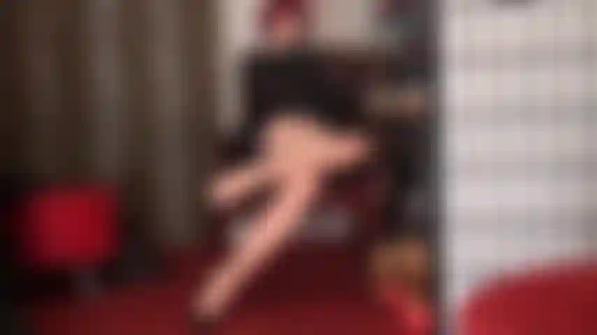 Jambes nues en collants à coutures, séduction – les jambes de maîtresse vivian sont votre plus grande faiblesse. Mince, longue et gainée de nylon, avec des coutures qui remontent jusqu'à son magnifique derrière.