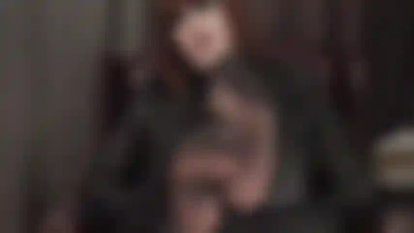 Domination des pieds en collants – la maîtresse a les pieds levés, pointés droit vers votre visage. Chevilles croisées, voûtes plantaires hautes, semelles souples et orteils qui bougent. Vous avez envie d'être sous eux tandis que la maîtresse vous regarde droit dans les yeux.