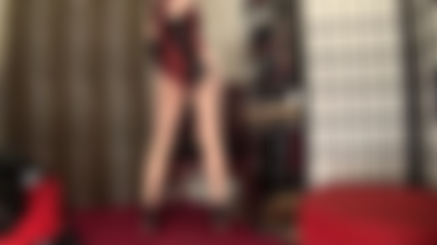 Des courbes parfaites en collants opaques nude et body en lycra spandex.