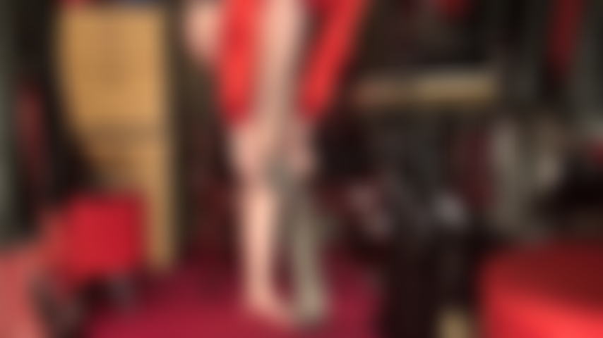 Maîtresse enfile des collants gris brillants et des escarpins noirs pour taquiner l'amant des jambes.