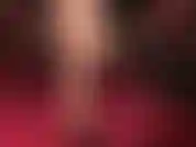 Agenouillez-vous pour adorer les pieds nus parfaits de maîtresse vivian.