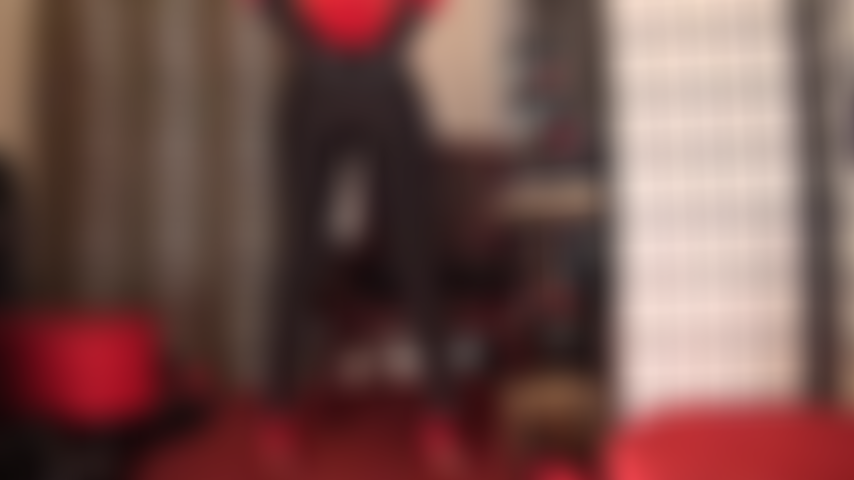 Adoration du cul en rouge et noir - des leggings en lycra noir brillant accentuent les fesses rondes de la maîtresse.