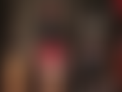 Je porte des couches de latex : des bas transparents, une mini-robe rouge vif, des gants noirs et une chemise boutonnée noire. Canon !