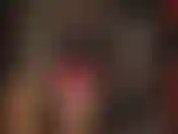 Je porte des couches de latex : des bas transparents, une mini-robe rouge vif, des gants noirs et une chemise boutonnée noire. Canon !