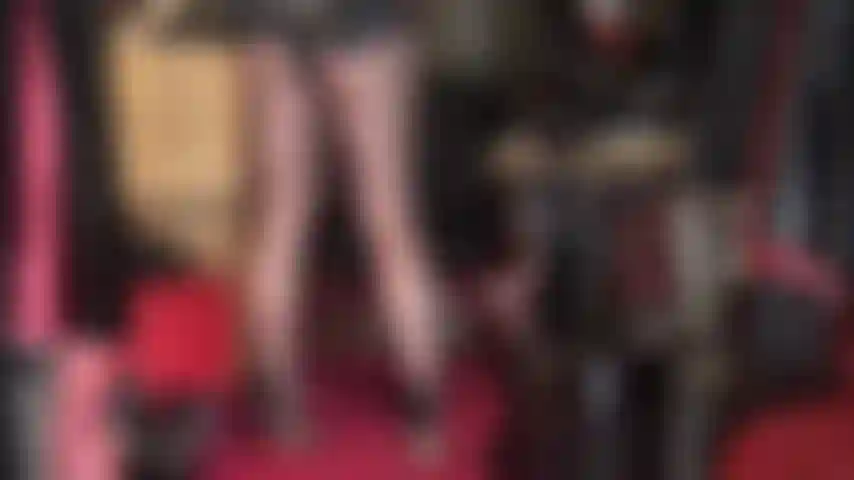 Maîtresse ouvre les fermetures éclair de son body en spandex...