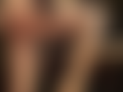 Des jambes et des pieds en collants dorés brillants et des gants en nylon noir - admirez les jambes parfaitement sculptées et les pieds sexy de la maîtresse vivian alors qu'elle superpose un bas brillant et enfile des gants en nylon transparent.