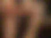 Des jambes et des pieds en collants dorés brillants et des gants en nylon noir - admirez les jambes parfaitement sculptées et les pieds sexy de la maîtresse vivian alors qu'elle superpose un bas brillant et enfile des gants en nylon transparent.