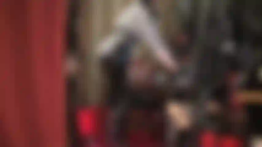 Pantalon en pvc noir brillant - la maîtresse se livre à votre fétichisme pour les jeans en vinyle et vous excite en jouant avec la fermeture éclair et les poches, en léchant et en embrassant le tissu, en chemisier rayé et perruque à cheveux longs.