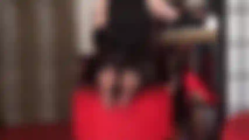 Fétichiste des pieds - les pieds virevoltent, les orteils se tortillent et s'écartent dans des collants noirs très transparents.