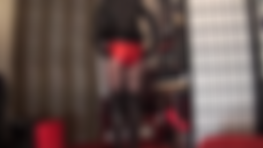 Torture de bite et traite en short rouge métallique chaud et cuir noir.