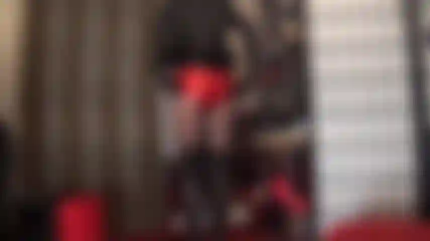 Torture de bite et traite en short rouge métallique chaud et cuir noir.