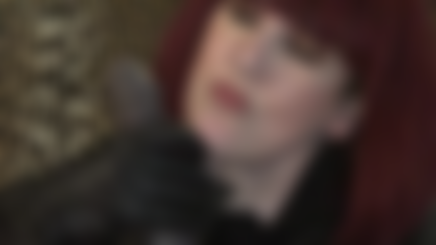 Une déesse du cuir caresse une grosse bite noire avec des gants.