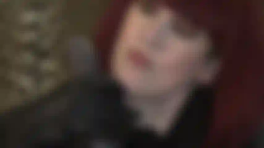 Une déesse du cuir caresse une grosse bite noire avec des gants.