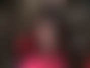 Maîtresse montre ses hautes arches sexy en gros plan et ses longues jambes dans de beaux collants noirs sans et avec talons.