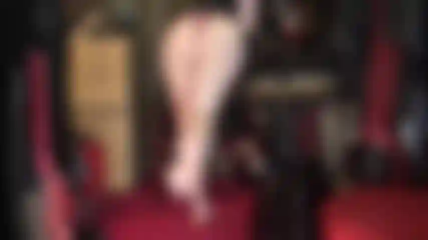 Maîtresse vous rend faible et baveur pour ses pieds nus et son cul.