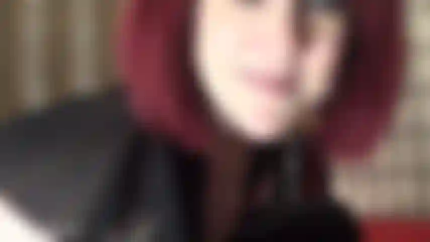 Viens ici ma jolie petite chose, sois ma fille, ma chienne, je t'habillerai, te taquinerai avec de doux baisers, te serrerai fort et te caresserai les fesses à sec... Pour l'instant... Tu sentiras ma bite bientôt, très très bientôt...!