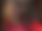 Une couche de bas noirs sur un nude brillant, des talons chauds et une branlette avec des gants en satin.