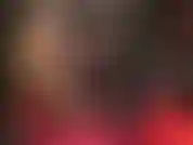 Une couche de bas noirs sur un nude brillant, des talons chauds et une branlette avec des gants en satin.