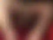 Domination strapon en couches de nylon soyeux, bottes en satin brillant au-dessus du genou et robe en lycra.