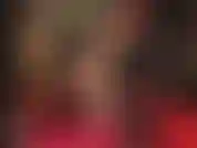 Jambes en collants dorés et brillants ; maîtresse vivian présente ses jambes en nylon impeccables dans ce superbe collant brillant, un short sexy et des escarpins rouges vernis. Tout simplement irrésistible.