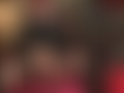 Peux-tu suivre... Lubrifie ta bite et caresse avec maîtresse accroupie caressant sa grosse bite blanche, vêtue de vinyle brillant et de bas nylon noirs. Cul en collants, jambes, culte du gode ceinture.