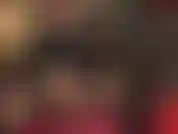 Peux-tu suivre... Lubrifie ta bite et caresse avec maîtresse accroupie caressant sa grosse bite blanche, vêtue de vinyle brillant et de bas nylon noirs. Cul en collants, jambes, culte du gode ceinture.