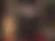 Vêtue d'une combinaison moulante en latex noir, si brillante, avec un chemisier en caoutchouc à plusieurs couches. Imaginez la maîtresse vivian utiliser votre bite d'esclave comme un outil pour polir son latex jusqu'à ce qu'il soit brillant, tout en se frottant un gode partout.