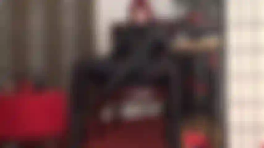 Maîtresse sait combien tu désires son énorme gode ceinture noir. Taquine et tentante, tandis qu'il se tortille devant ton visage, implorant qu'il descende droit dans ta gorge et qu'il soit enfoncé dans ta chatte de salope dans toutes les positions possibles.