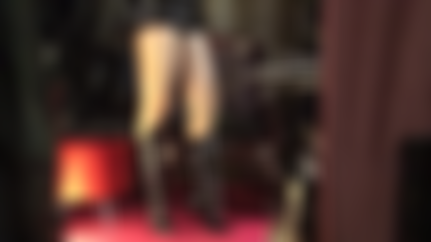 Les cuisses recouvertes de collants de maîtresse vous rendent fou - vêtue de collants beiges brillants et de pvc noir brillant, votre déesse vous taquine avec ses cuisses recouvertes de nylon.