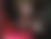 Un petit short brillant et étriqué, de longs gants en cuir et des jambes encore plus longues dans des collants noirs transparents.