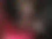 Un petit short brillant et étriqué, de longs gants en cuir et des jambes encore plus longues dans des collants noirs transparents.