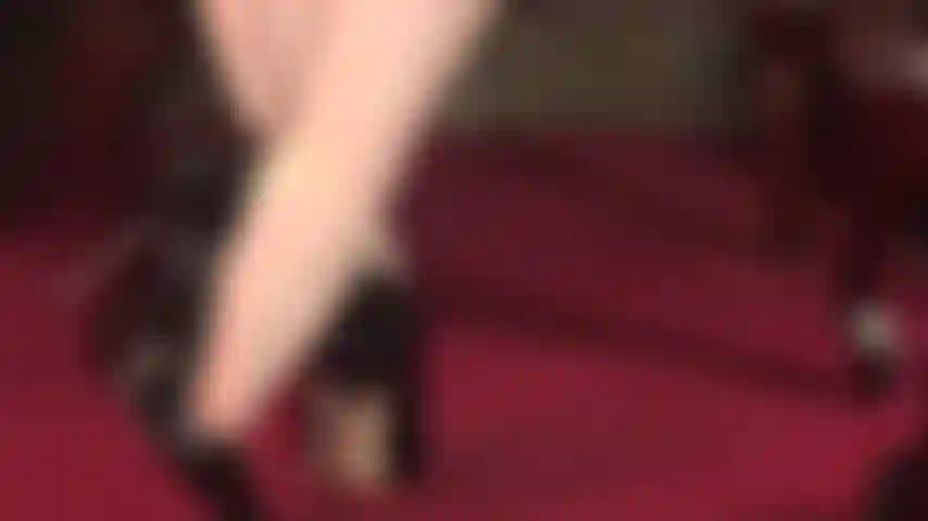 Ta déesse des pieds taquine les valets de pied avec ses magnifiques pieds recouverts de bas en nylon à coutures plongeant dans et hors des escarpins à talons en acier.