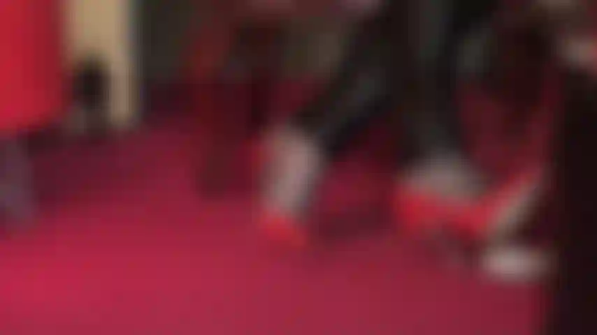 Ta bite d'esclave a besoin d'un peu de douce torture avec mes escarpins à talons en acier verni rouge.