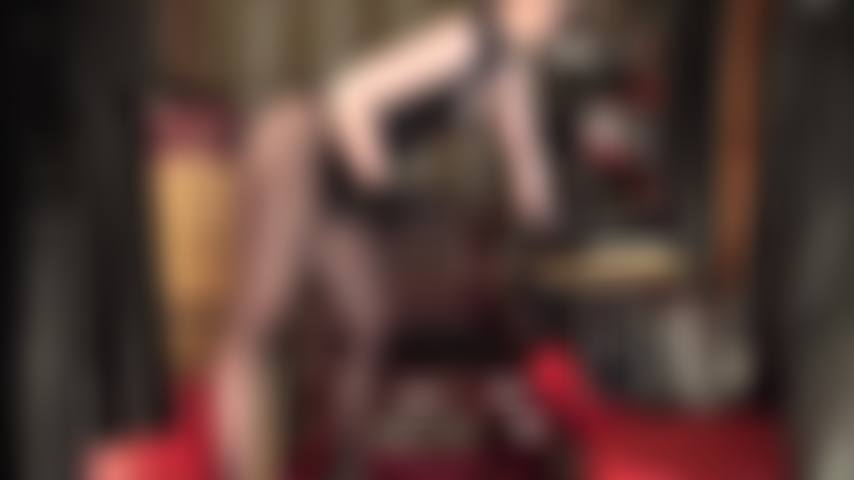 Une déesse vêtue de latex, balance son énorme gode-ceinture noir et vise droit vers ton trou du cul serré. J'adore mon corps incroyable et mon énorme bbc.