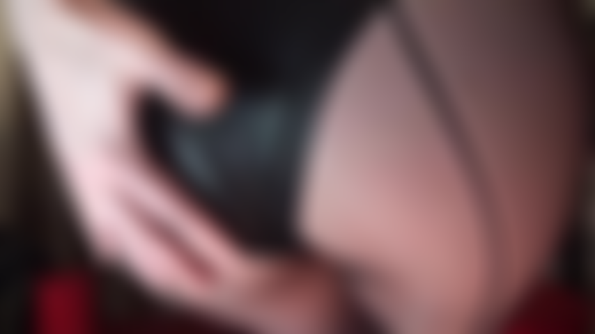Le paradis en collants à coutures – maîtresse vivian associe des collants noirs à coutures à des talons aiguilles sexy et à un short sexy qui monte, monte, monte, monte. J'adore mes fesses et mes jambes parfaites.