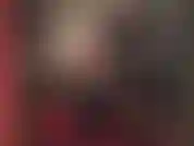 Adoratrice du cul en jupe moulante en pvc, collants et avec une grosse bite blanche entre les cuisses gainées de nylon de la maîtresse.