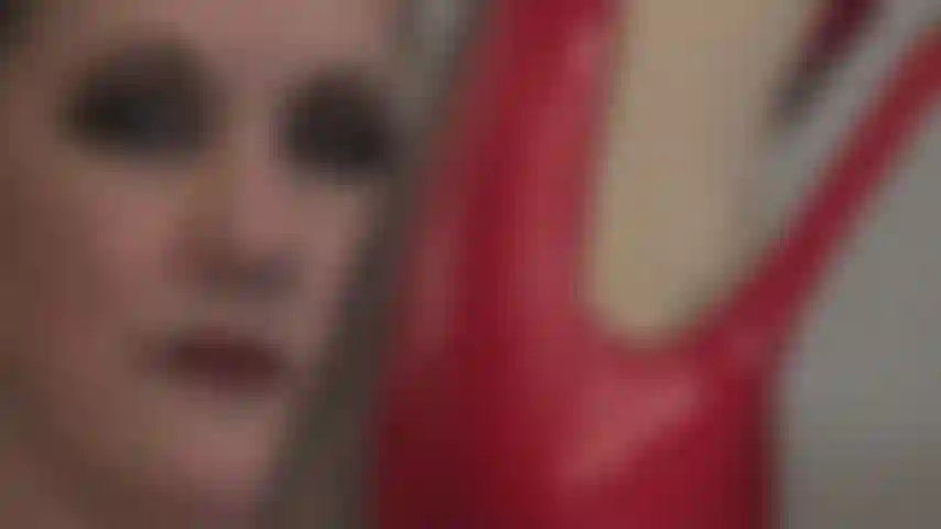 Les talons aiguilles rouges te coupent le souffle. Chacune de tes pensées est remplie du désir intense d'embrasser et de lécher les talons de ta maîtresse.