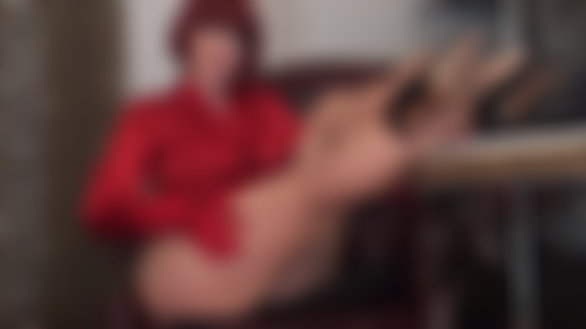 Des jambes en nylon sexy sur la table, des talons aiguilles brillants, des collants pour taquiner les pieds et adorer le cul - maîtresse vivian sait bien que votre cœur bat beaucoup plus vite lorsqu'elle taquine avec ses jambes, ses pieds et son cul en collants.