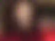 Alors que tu t'agenouilles devant ses jambes en nylon brillant, la maîtresse taquine ta bite d'esclave palpitante avec une cravache.