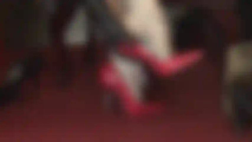 Accro aux talons. Tu es une vraie fanatique des talons. Ma maîtresse nourrit ton addiction avec ses pieds en collants et ses talons aiguilles.